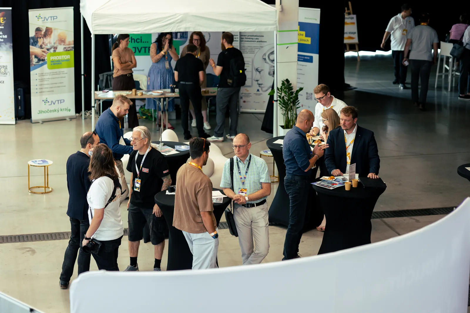 Živá partnerská a networkingová zóna v pavilonu AIWAY 2026