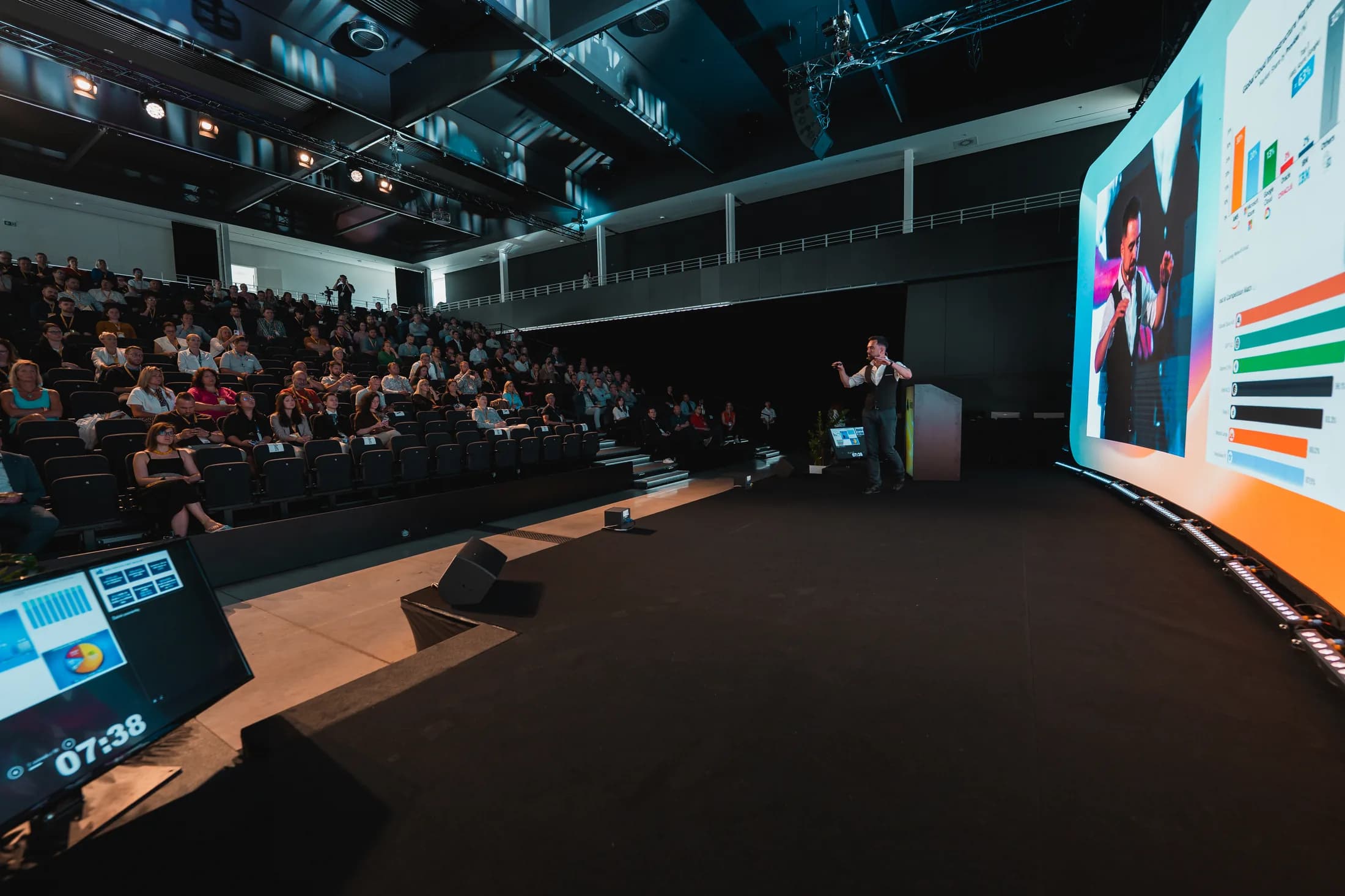 Hlavní pódium konference AIWAY 2026